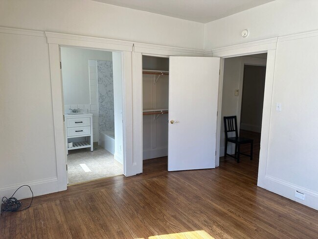 Building Photo - 423 49th St