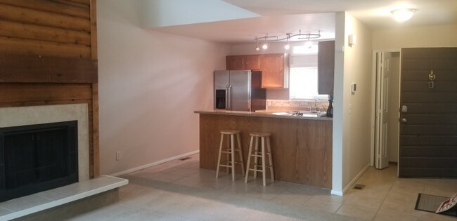 Building Photo - 866 Pebblewood Dr