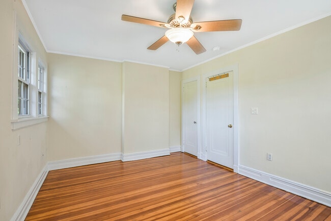 Building Photo - 806 Pelhamdale Ave