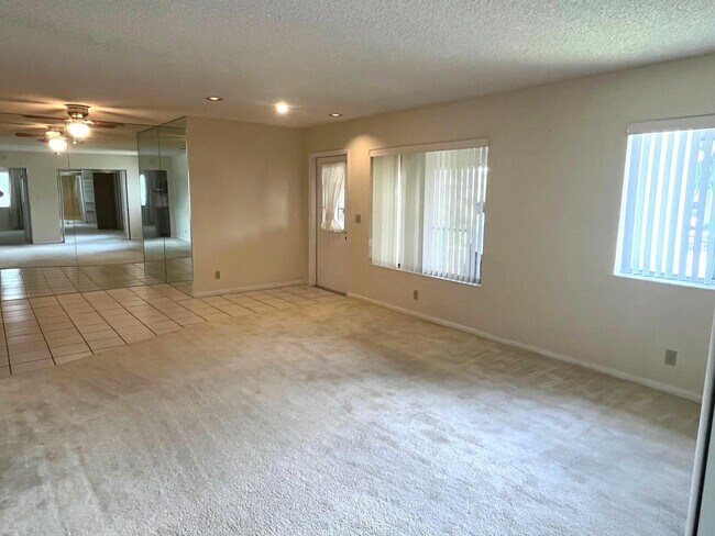 Building Photo - 531 Shady Pine Way