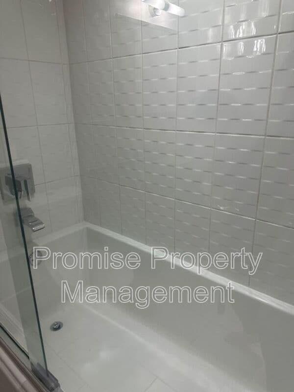 Building Photo - 12837 Moorpark St