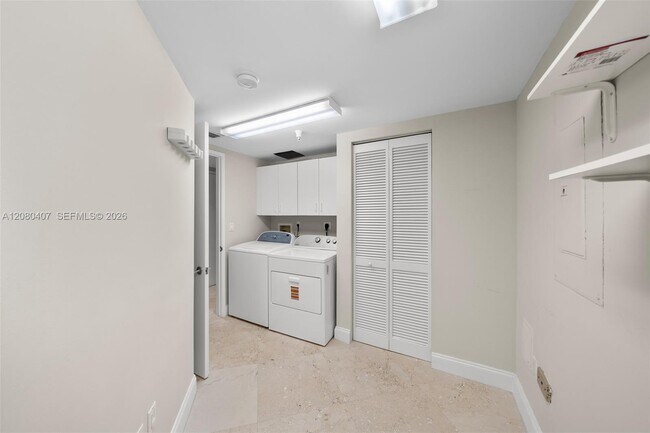 Building Photo - 765 Crandon Blvd