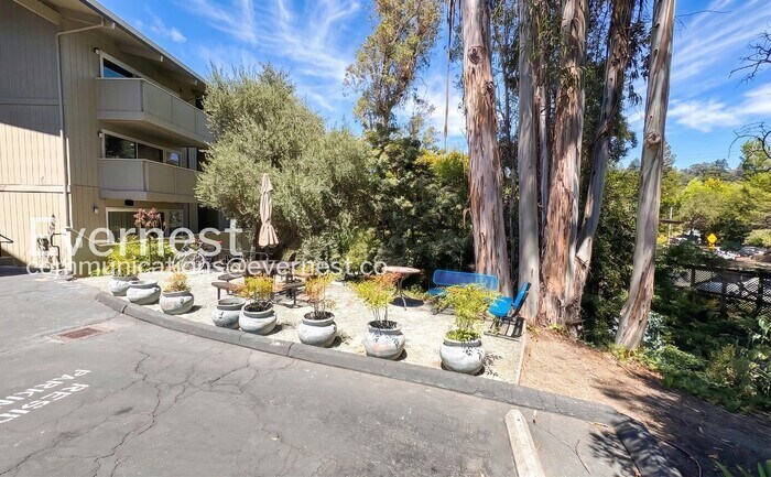 Building Photo - 73 Brookwood Rd