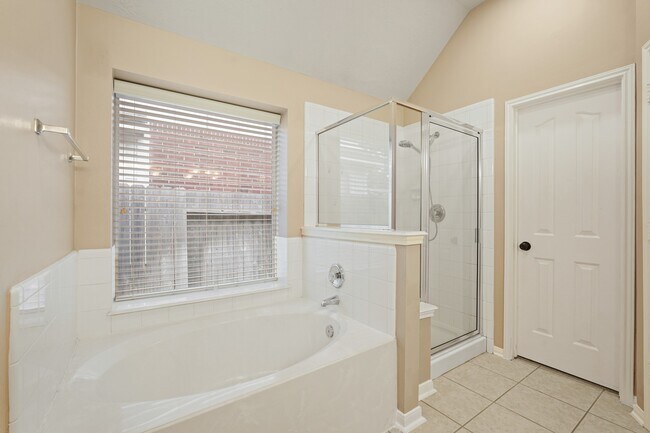 Building Photo - 18303 Heathridge Ln