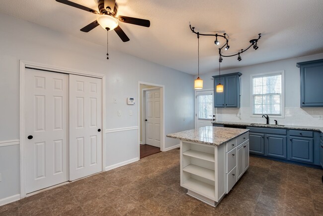 Building Photo - Spacious 4-Bedroom Home in Westside Athens...