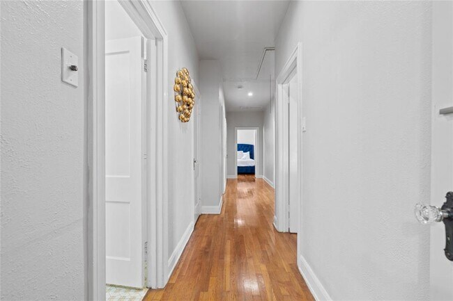 Building Photo - 2106 Kenwood Ave