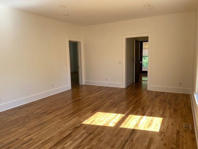 Building Photo - 237 Stuart Ave