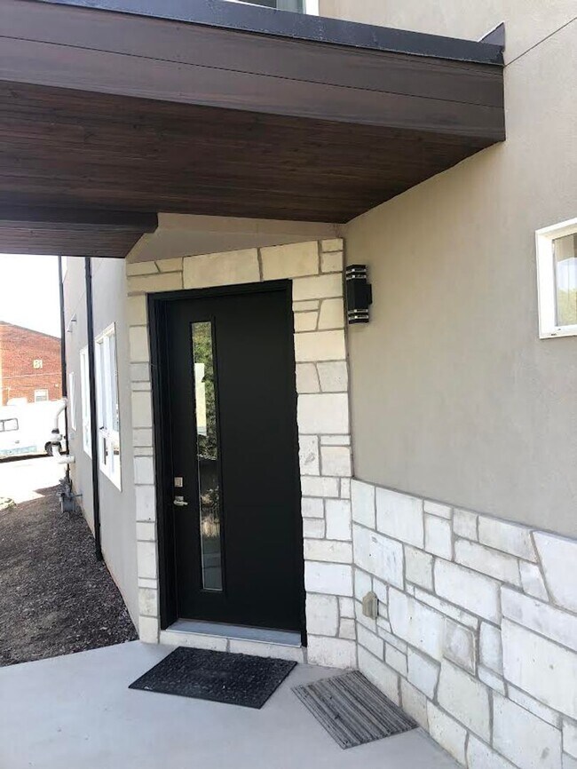 Building Photo - Beautiful 3 Bed, 4 Bath Home, Stunning Views from Rooftop Deck, D-12, close to DT and Military