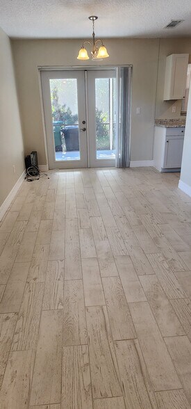 Building Photo - 369 Diamond St