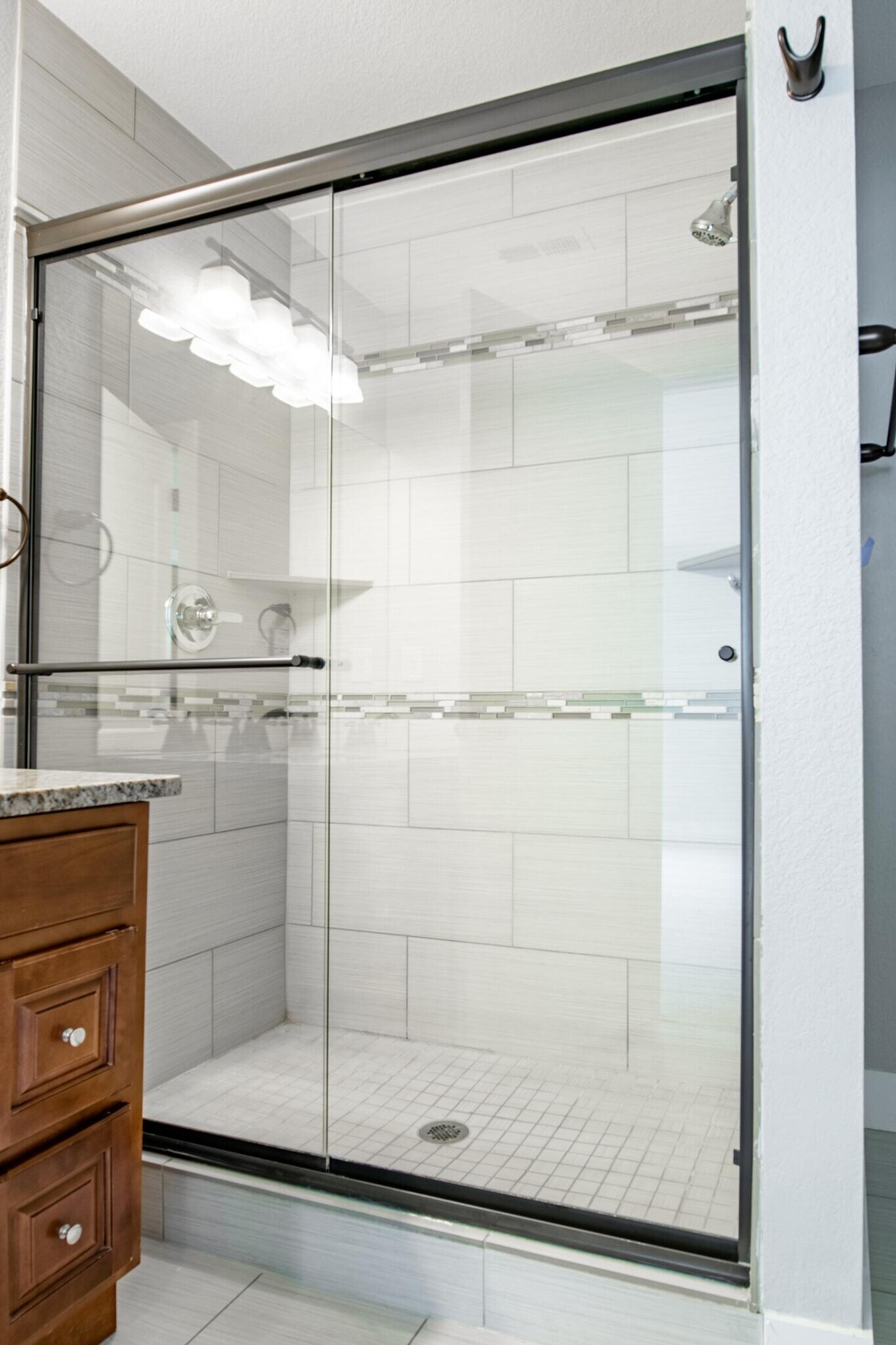 Building Photo - Polished Jefferson Park home with big fron...