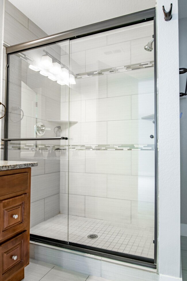 Building Photo - Polished Jefferson Park home with big front & backyards