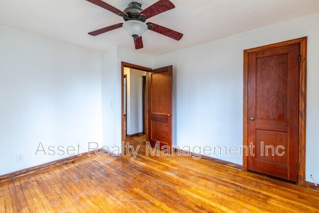 Building Photo - 5501 Lake Shore Dr