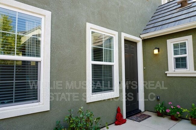 Building Photo - 239 W Santa Cruz Way