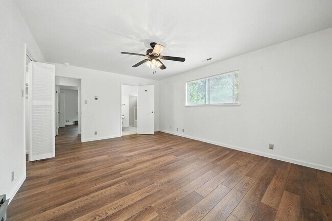 Building Photo - Large 2 Bedroom Home