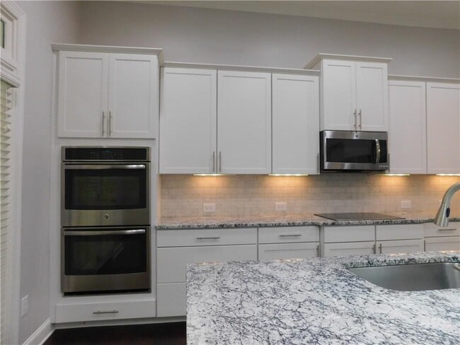 Building Photo - 330 La Perla Dr