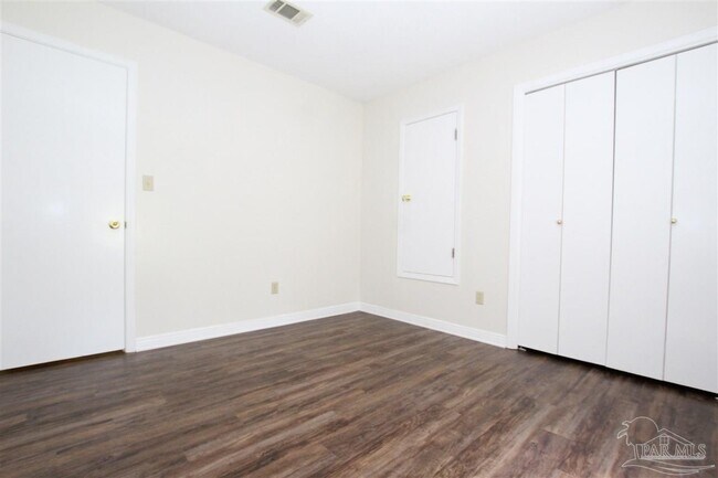 Building Photo - 9345 Chisholm Rd