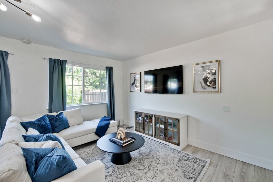 Building Photo - 1281 Flora Ave