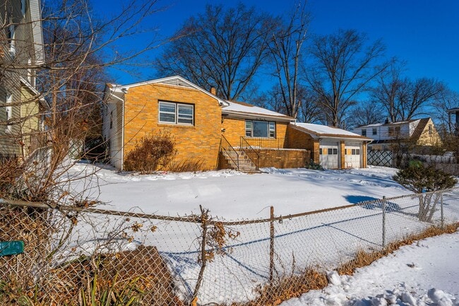 Building Photo - Huge House With Oversized Bedrooms!