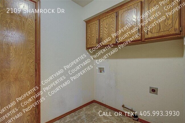 Building Photo - 2109 Shamrock Dr