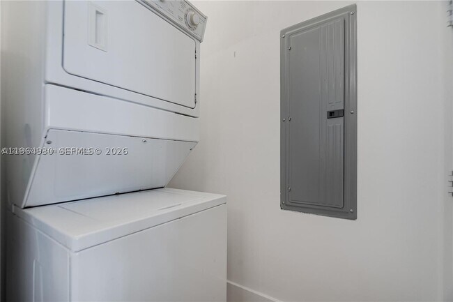 Building Photo - 16001 Collins Ave