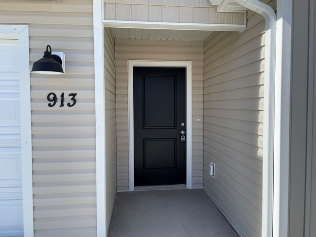 Building Photo - Move-in Discount - 3 bedroom- 2 bath Newer Construction