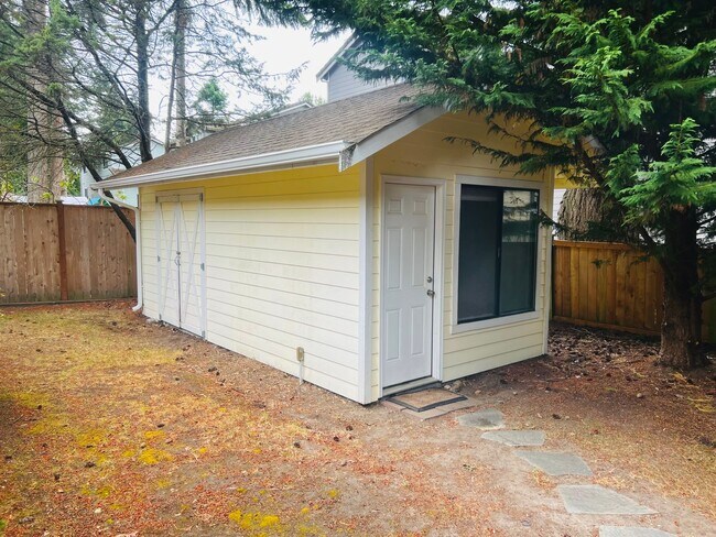 Building Photo - Charming Rambler 3-Bed/2-Bath Available Now!