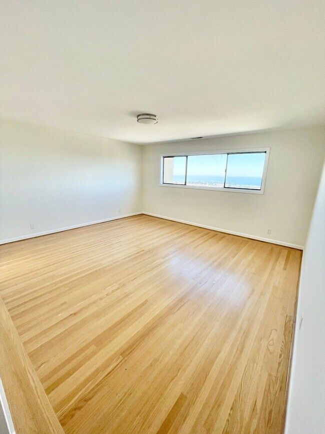 Building Photo - Beautiful Golden Gate Heights 5 Bed/3.5 Bath Home w/Amazing Views