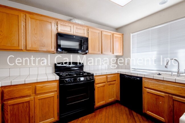 Building Photo - 4 Bedroom/3 Bath Home in the Southwest - $2495 per Month!