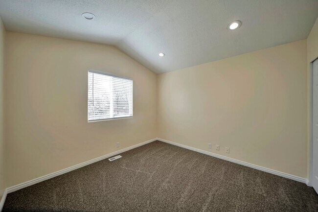 Building Photo - 2255 Red Robin Rd