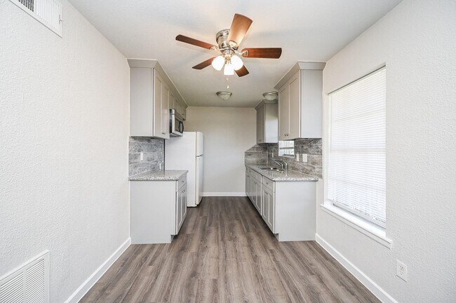 Building Photo - 1518 East Ave