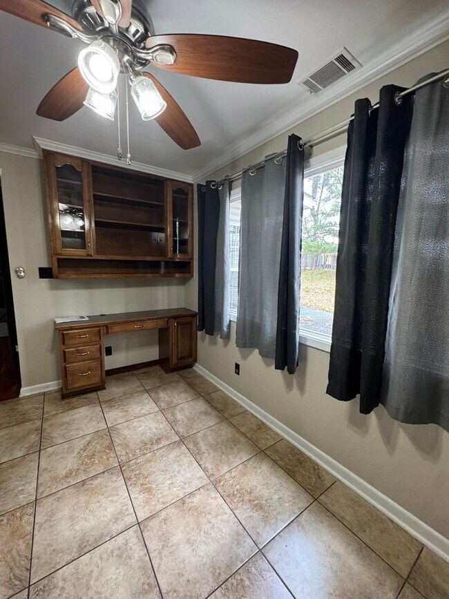 Building Photo - Incredible 4 Bed / 2 Bath updated Home, Available Now!