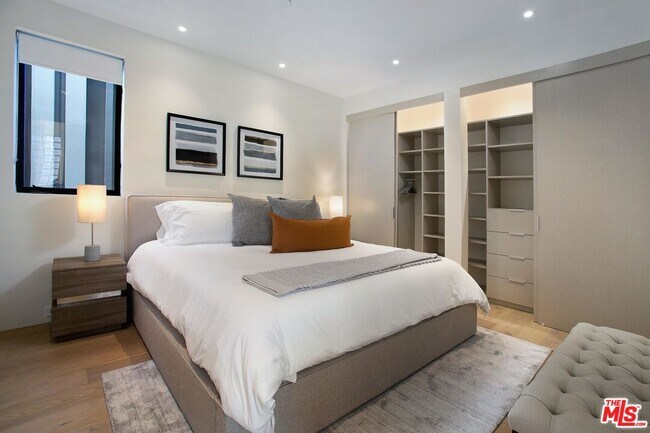 Building Photo - 508 N Sweetzer Ave