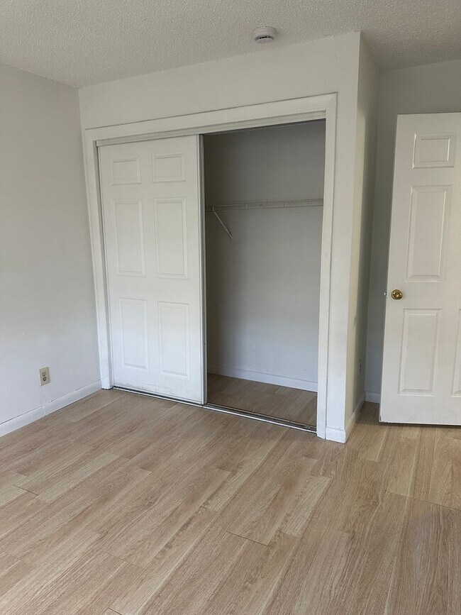 Building Photo - 931 SW 20th Ct