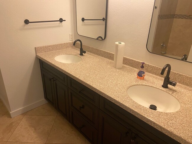 Building Photo - Beautiful, Updated 3 Bed/2 Bath in Highly Desired San Carlos!