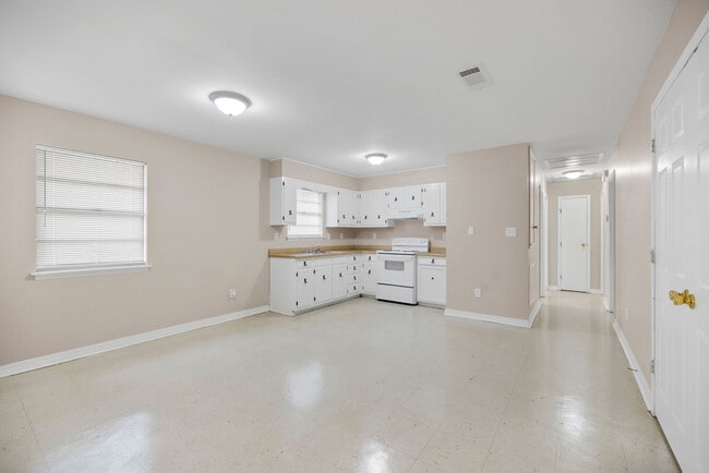 Building Photo - 811 S Olive St