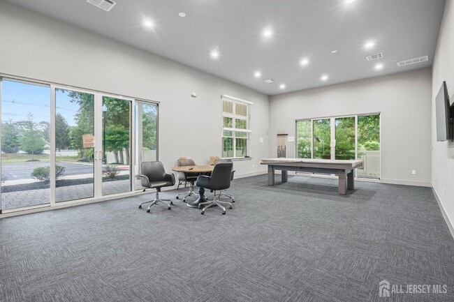 Building Photo - 723 Lorhan Dr