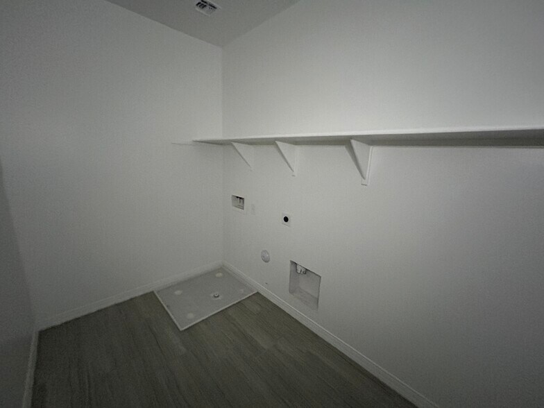 Building Photo - 2348 E Kelly Dr