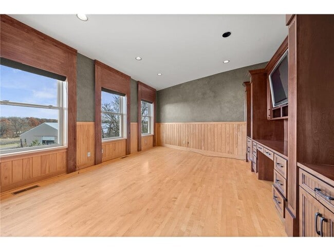 Building Photo - 1560 Bluff Creek Dr