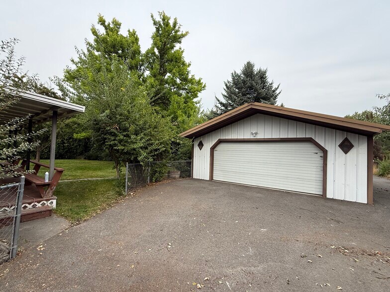 Garage - 625 S Evergreen Rd