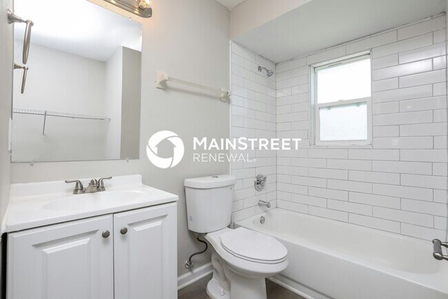Building Photo - 3 Bedroom Pet-Friendly Home in ORLANDO, FL with Main Street Renewal