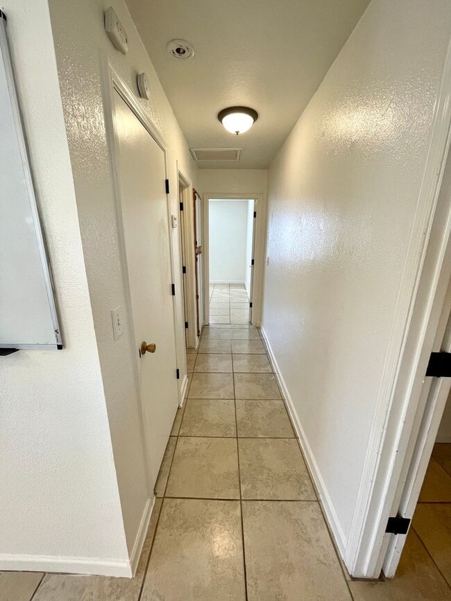 Building Photo - Nice 2 Bedroom Home with Large Yard and Ca...