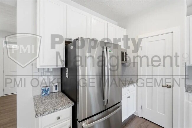Building Photo - 3 Bed 3 1/2 Bath Single Family Home with Attached 2 Car Garage