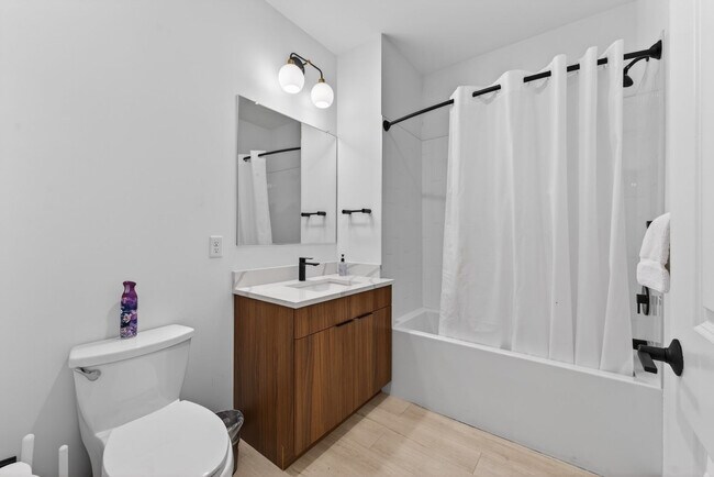 Building Photo - 600 Broadway-SI ID1240289P