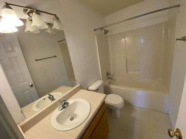 Building Photo - Luxurious 3 Bed, 2.5 Bath Transitional wit...