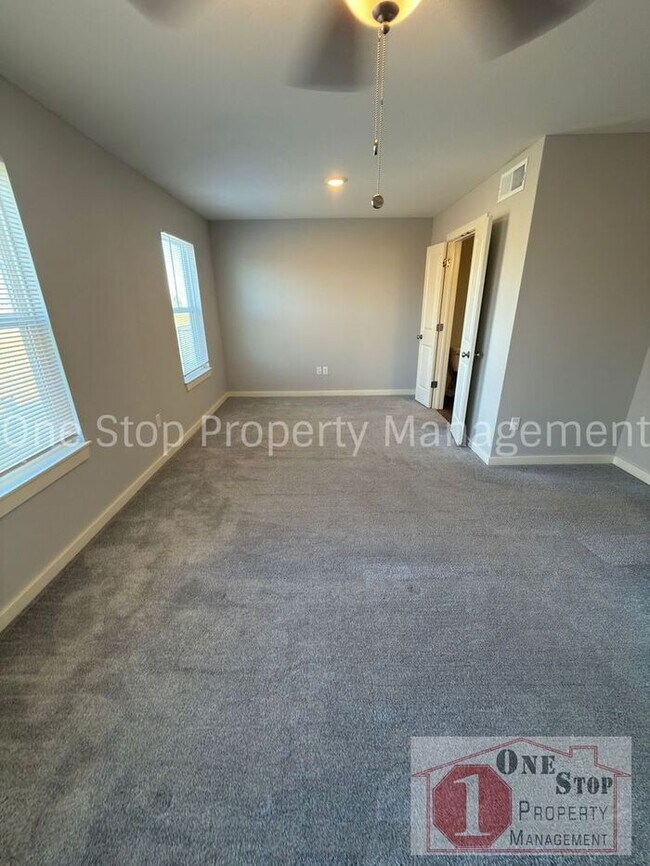 Building Photo - 3 Bedroom / 2.5 Bathroom Townhome in Louisburg, KS!