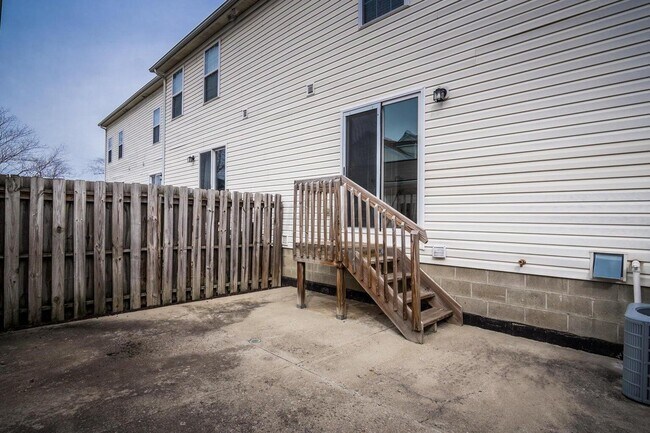 Building Photo - 587 Lazelle Rd