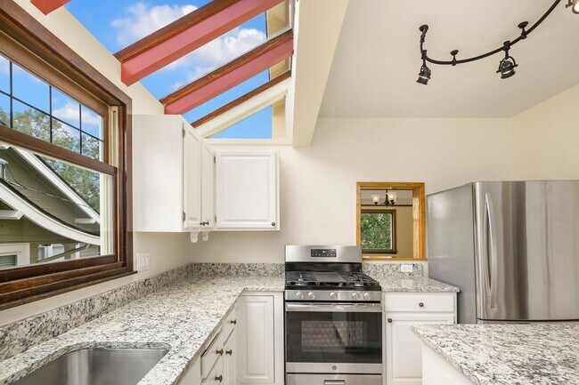Building Photo - 3bd/2ba Seattle Home