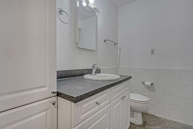 Building Photo - 184 S 5th St