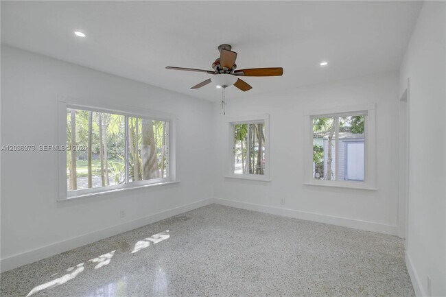 Building Photo - 616 SW 11th Ct