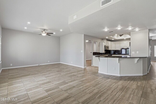 Building Photo - 825 Dulce Tierra Dr